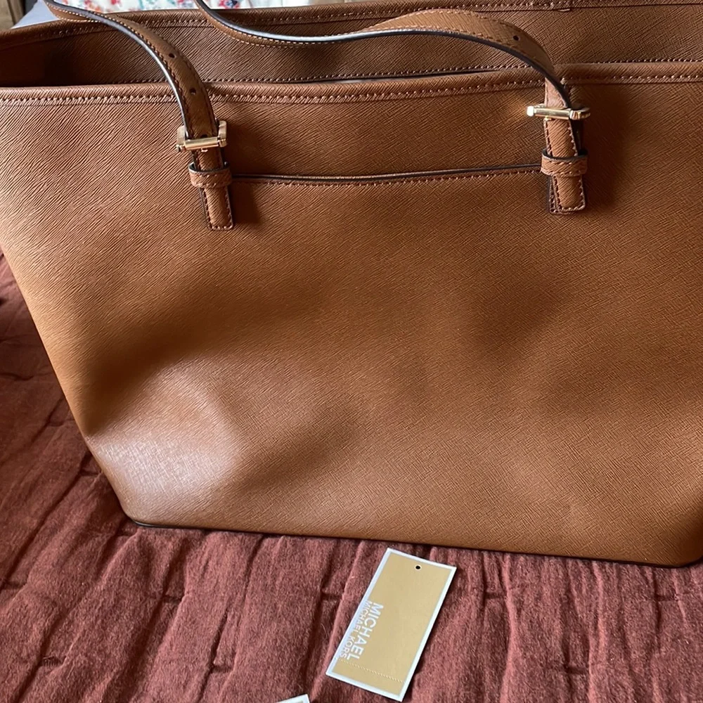 Micheal Kors new with tags jet set travel luggage. Large carry all tote. - Picture 5 of 7